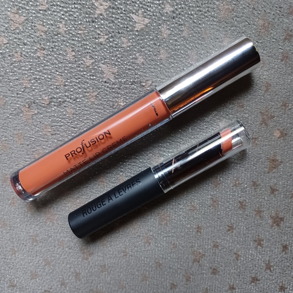 Matte lip gloss in neutral shades set of 2